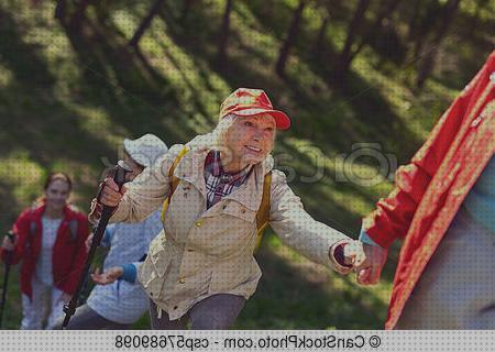 Las mejores anciana silla de ruedas dandole la mano
